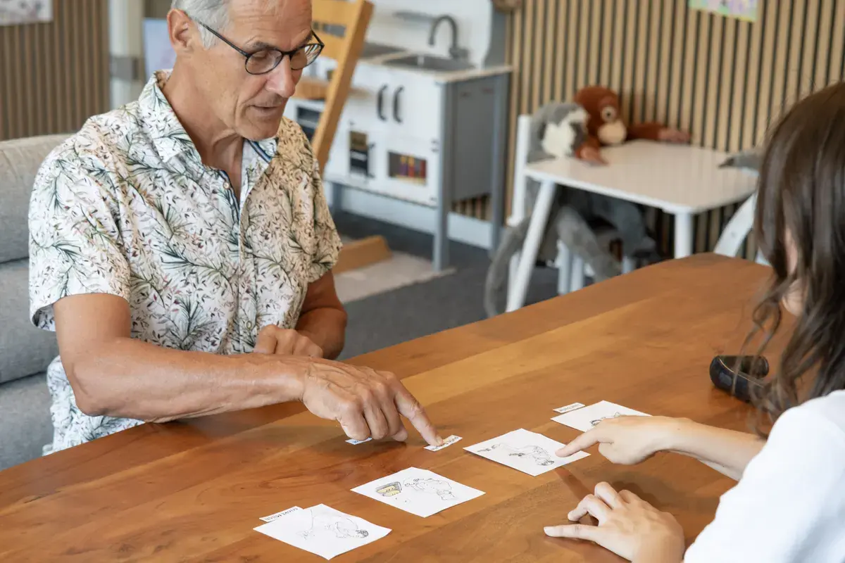 Logopädische Therapie mit einem erwachsenen Patienten