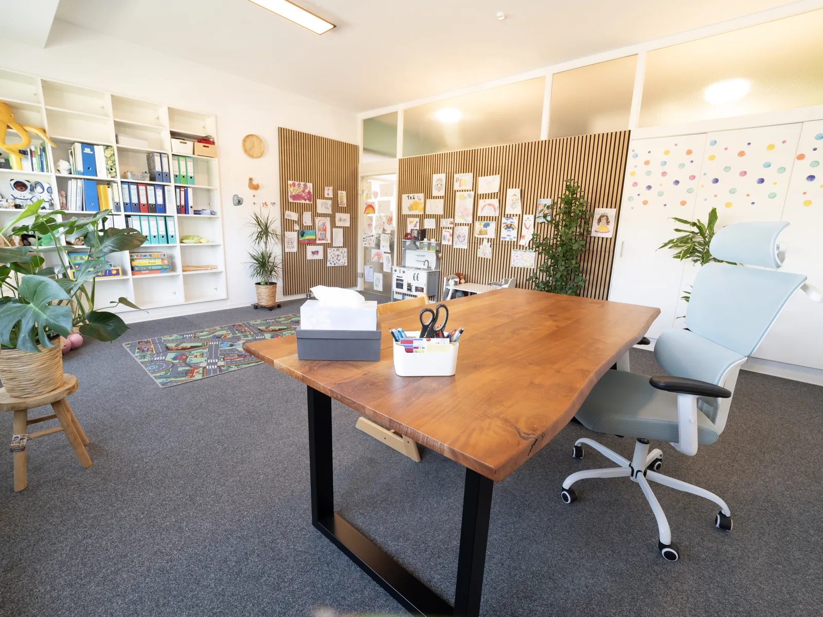 Arbeits- und Therapieraum mit großem Holztisch