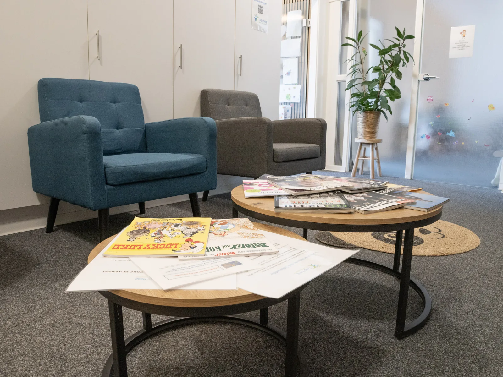 Wartebereich der Praxis Logo Haag mit Informationsmaterial auf den Tischen